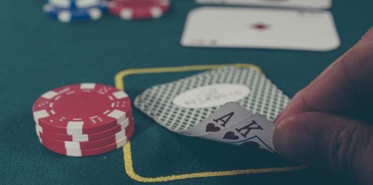 ye9vip Texas Holdem Poker ကတ်ဂိမ်း မြန်မာ ကစားသမားများ ဗျူဟာချကစားနေသောမြင်ကွင်း